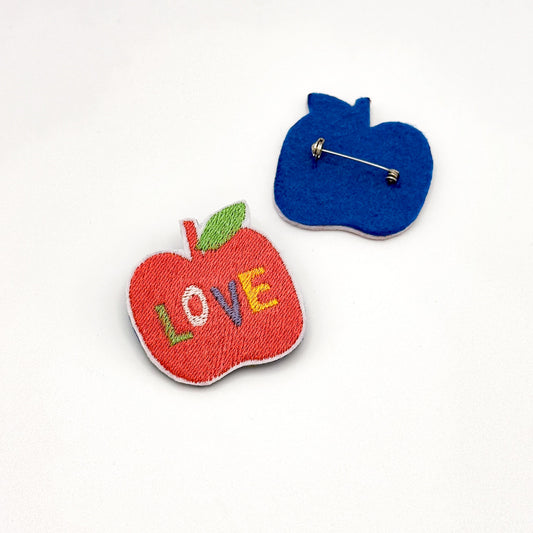 Broche brodée "Love Apple" – Un fruit à croquer
