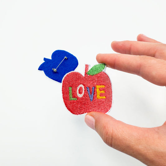Broche brodée "Love Apple" – Un fruit à croquer