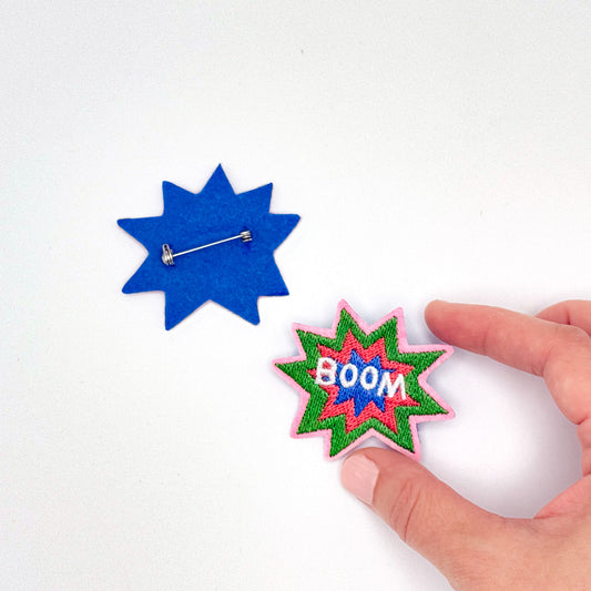 Pin’s brodé "BOOM" – L’étincelle brodée