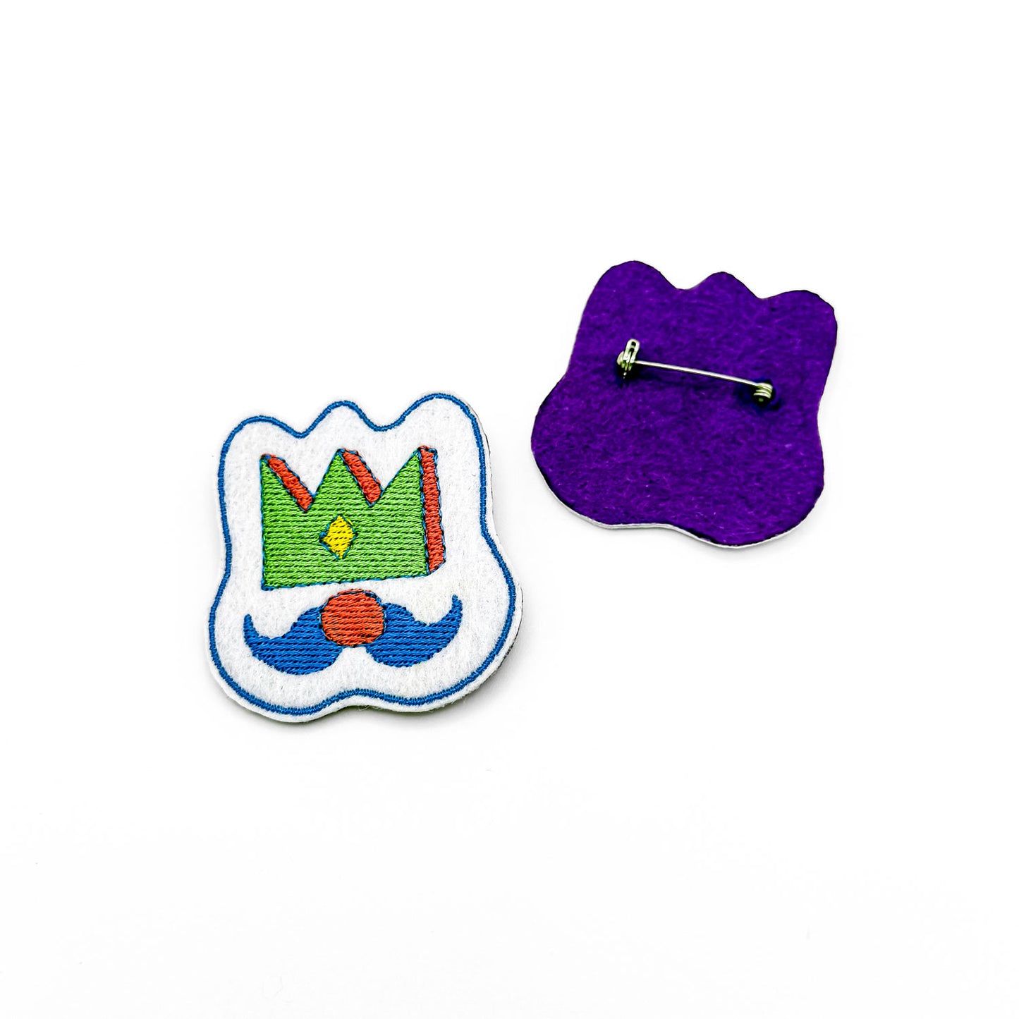 Broche “King intérieur” – Le pouvoir de rester soi-même