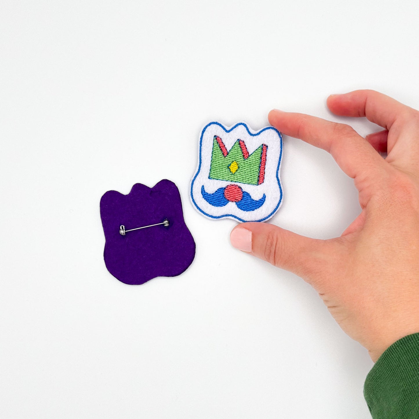 Broche “King intérieur” – Le pouvoir de rester soi-même