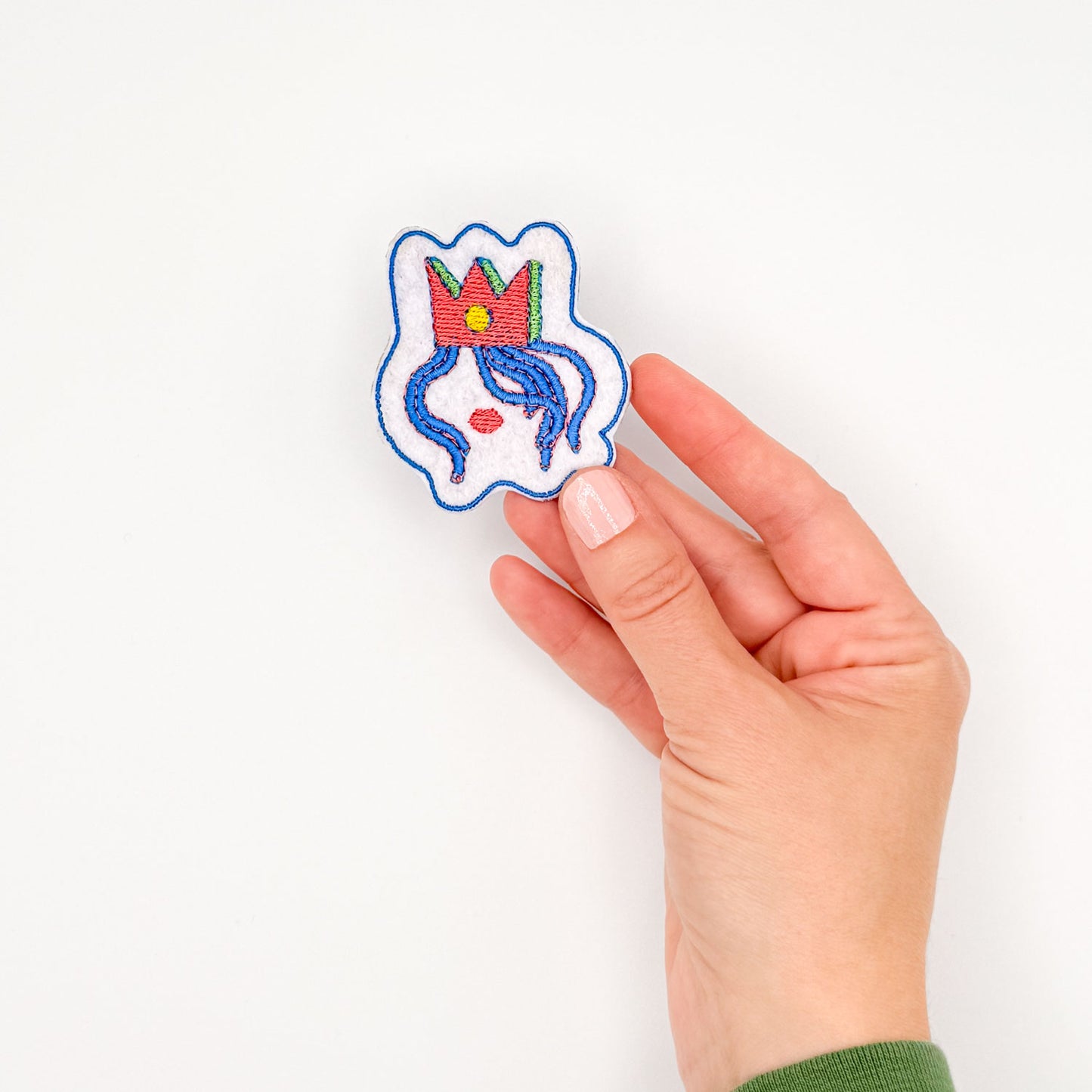 Broche “Queen, mais libre” – Talisman pour régner à sa façon