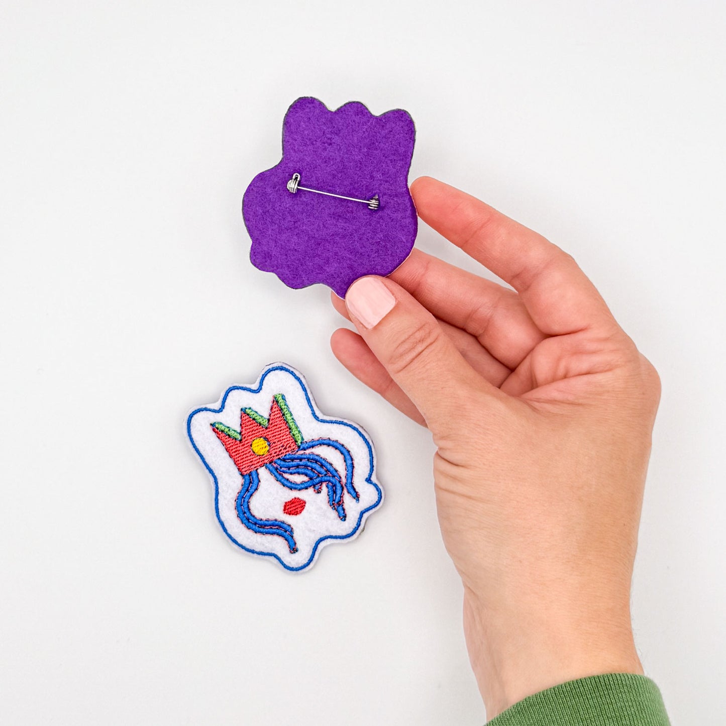 Broche “Queen, mais libre” – Talisman pour régner à sa façon