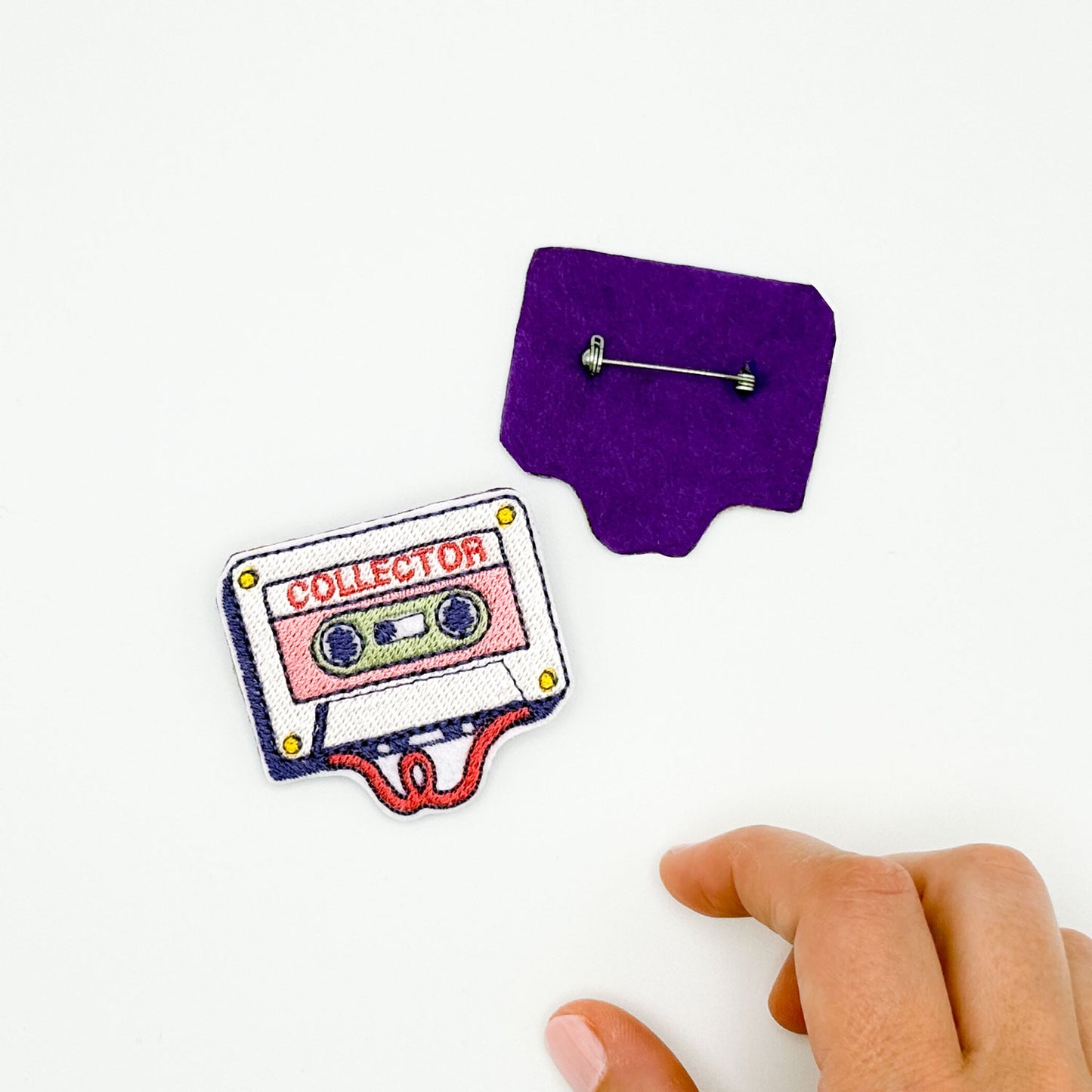 Broche Brodée “Collector d’instants” – Pour les souvenirs précieux