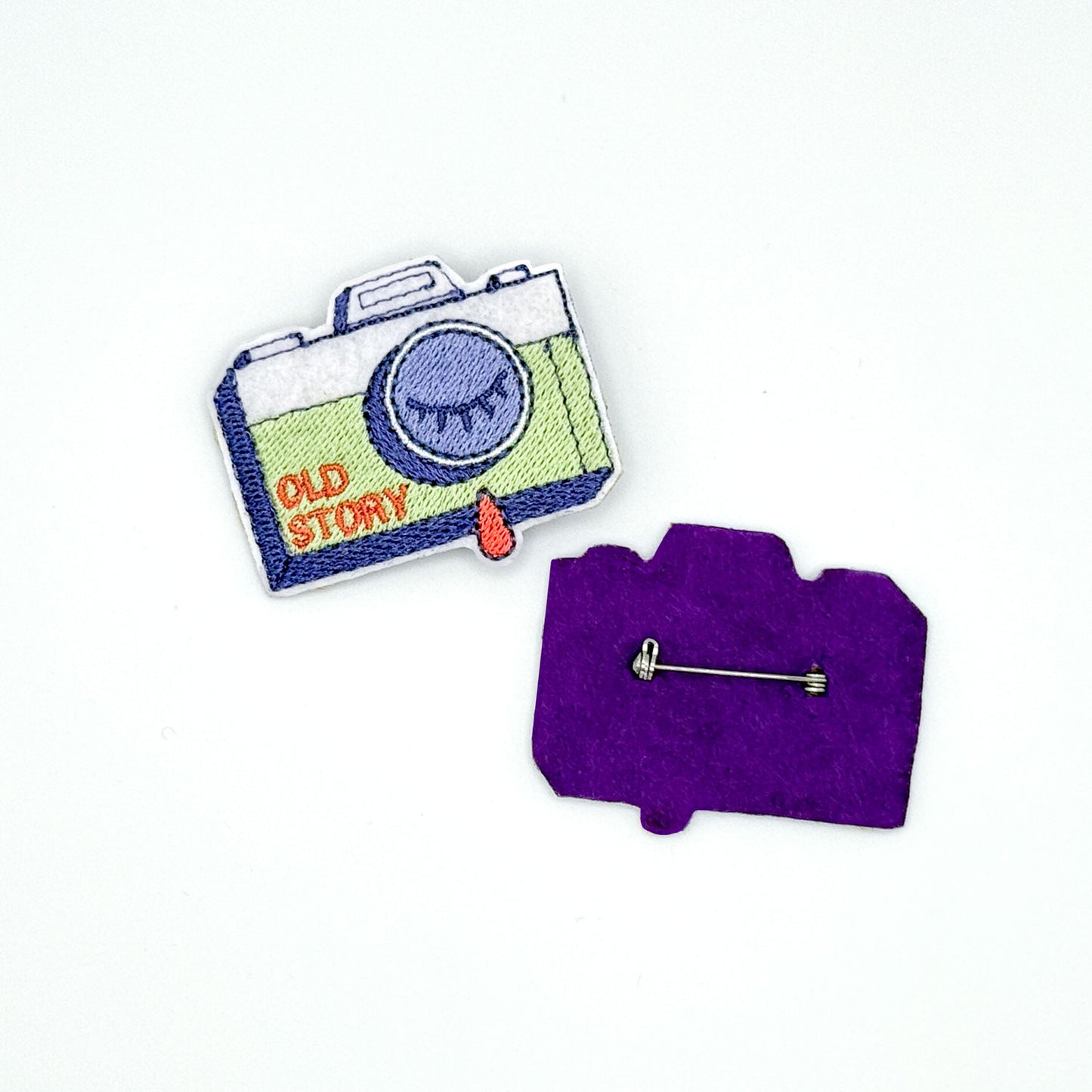 Broche Brodée “Old Story” – Ce que tu es devenu est une belle histoire