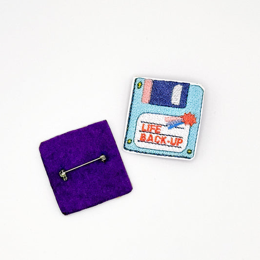 Broche Brodée “Life Backup” – Sauvegarde émotionnelle activée