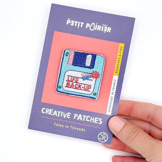Broche Brodée “Life Backup” – Sauvegarde émotionnelle activée