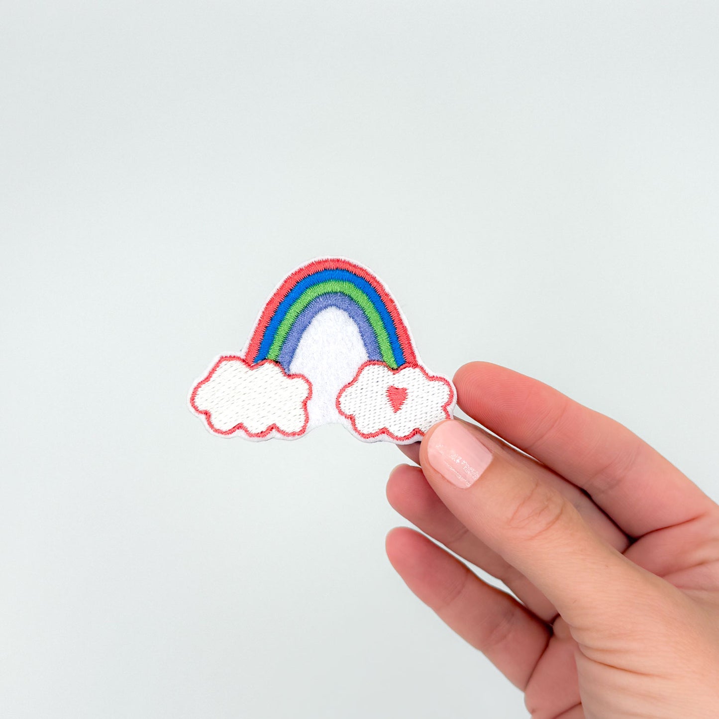 Broche “Arc caché” – Pour celles et ceux qui avancent en couleur