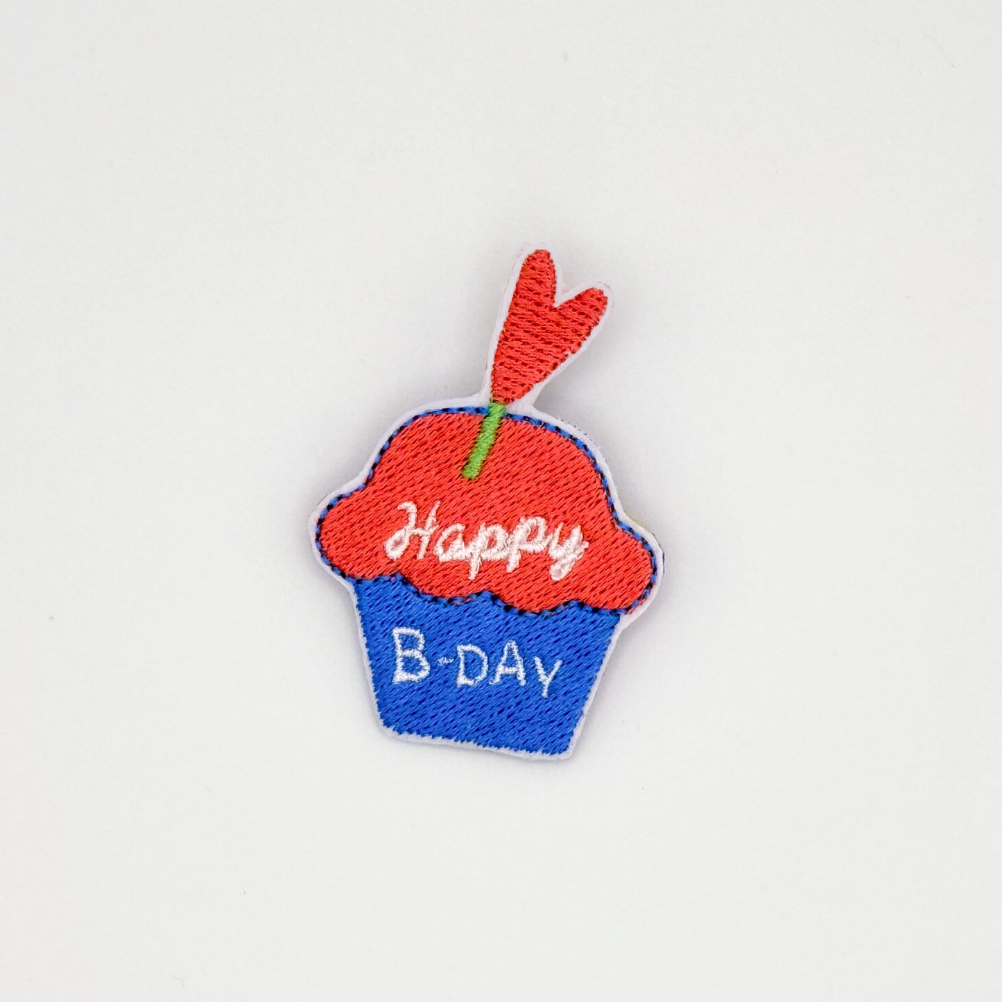 Broche brodée cupcake “Happy Birthday” – Un souffle sucré