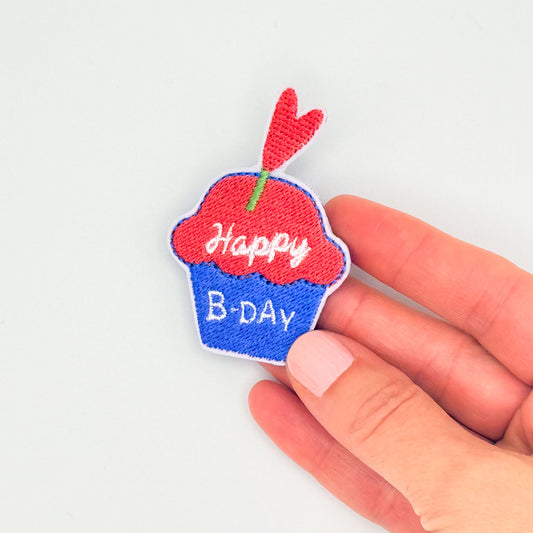 Broche brodée cupcake “Happy Birthday” – Un souffle sucré