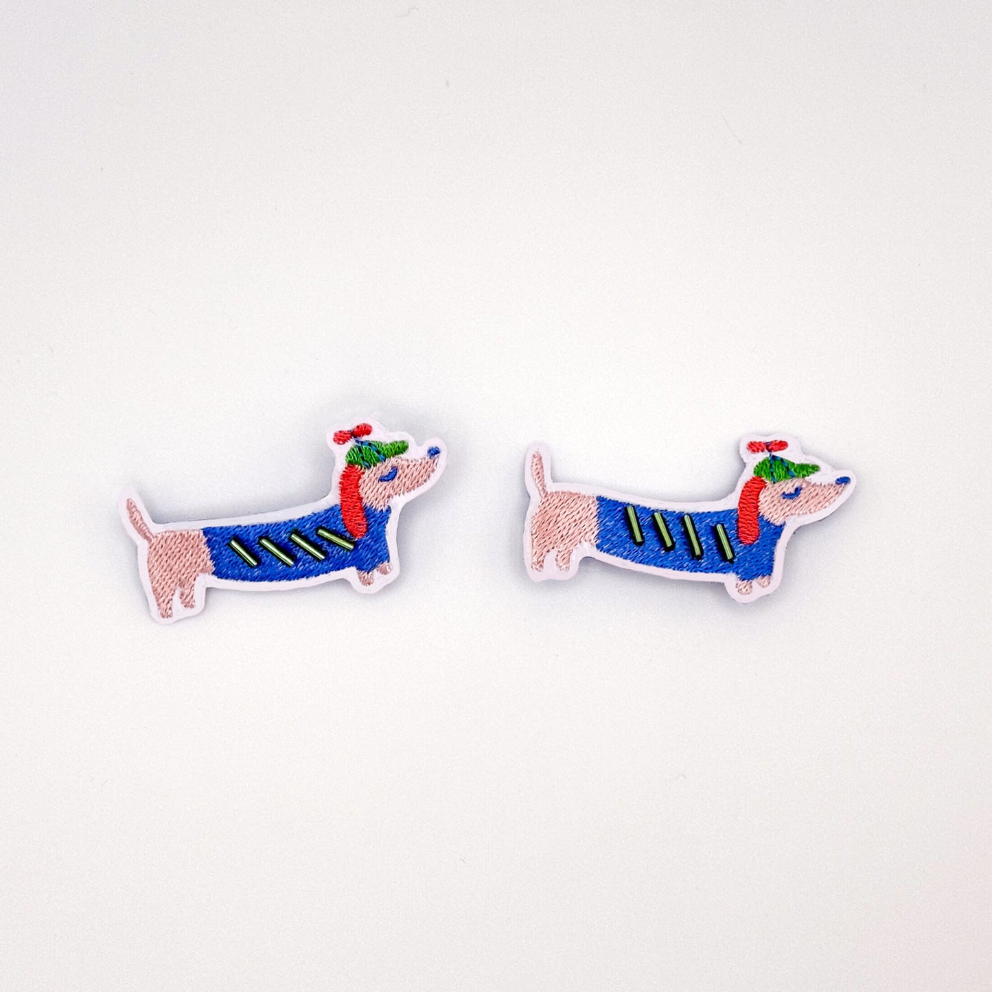 Broche Teckel Perlé – La touche chic et décalée